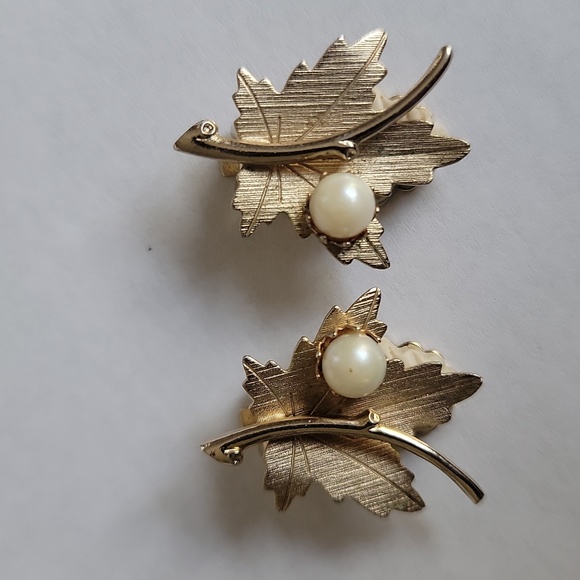 VTG 60s SIGNED Sarah Coventry MapleGold Tone Leaf Clip On W/pearl AccentEarrings - Picture 5 of 7